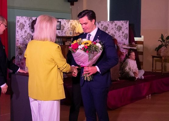 Przeszłość zbudowaliśmy wiedzą. Przyszłość tworzymy sercem. grafika