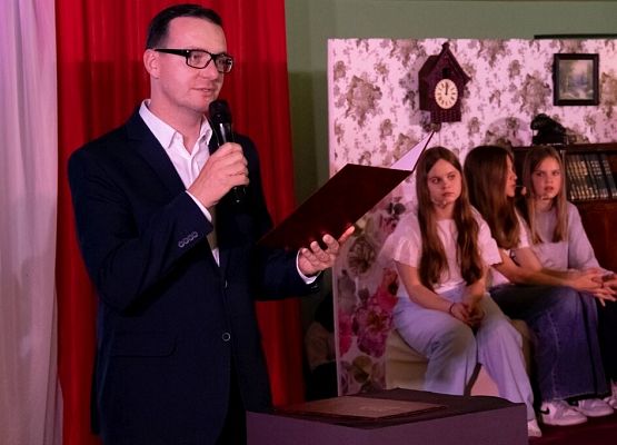 Przeszłość zbudowaliśmy wiedzą. Przyszłość tworzymy sercem. grafika