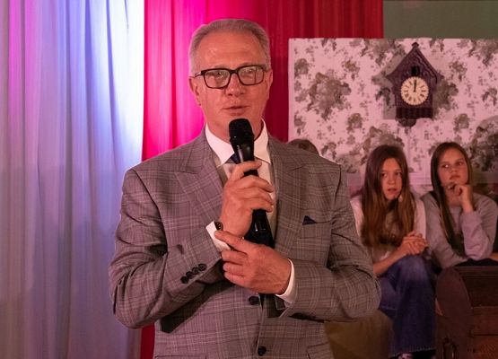 Przeszłość zbudowaliśmy wiedzą. Przyszłość tworzymy sercem. grafika