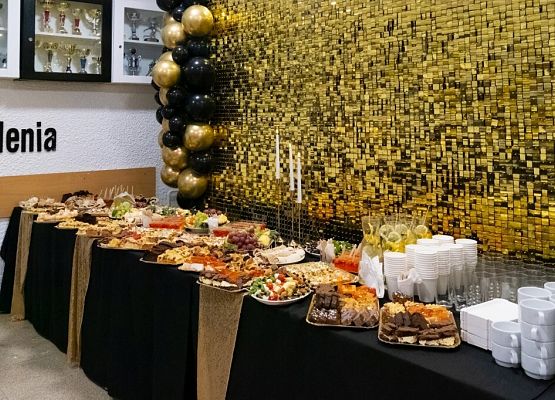 Przeszłość zbudowaliśmy wiedzą. Przyszłość tworzymy sercem. grafika