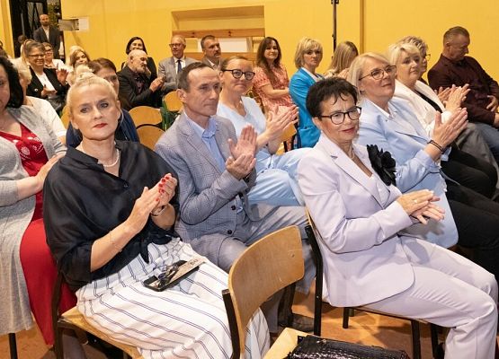 Przeszłość zbudowaliśmy wiedzą. Przyszłość tworzymy sercem. grafika