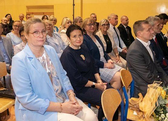 Przeszłość zbudowaliśmy wiedzą. Przyszłość tworzymy sercem. grafika