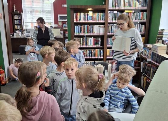 1a na lekcji w Miejskiej Bibliotece Publicznej grafika