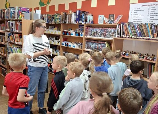 1a na lekcji w Miejskiej Bibliotece Publicznej grafika