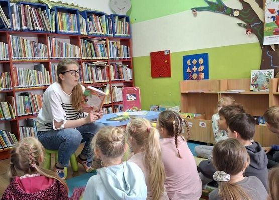 1a na lekcji w Miejskiej Bibliotece Publicznej grafika