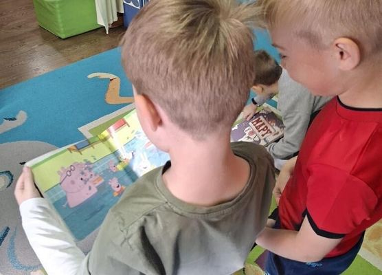 1a na lekcji w Miejskiej Bibliotece Publicznej grafika