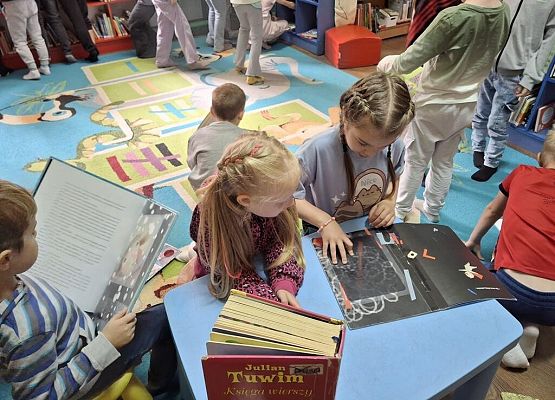 1a na lekcji w Miejskiej Bibliotece Publicznej grafika