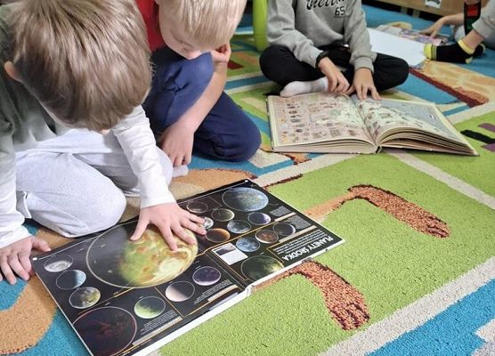 1a na lekcji w Miejskiej Bibliotece Publicznej grafika