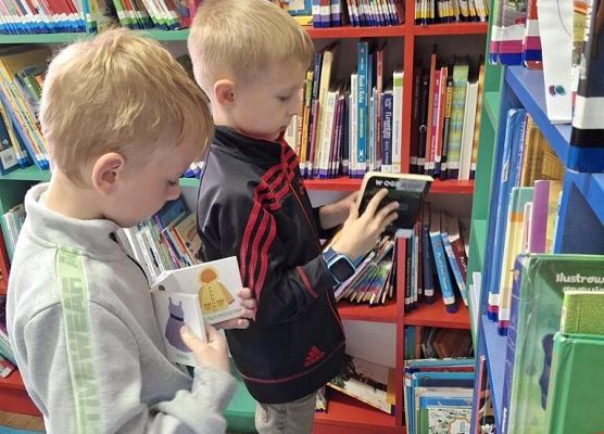 1a na lekcji w Miejskiej Bibliotece Publicznej grafika