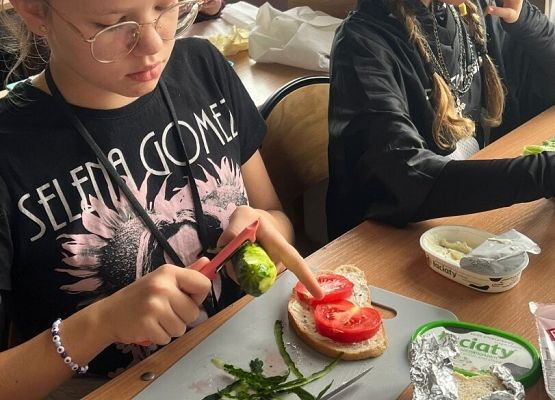 Śniadanie w klasie grafika