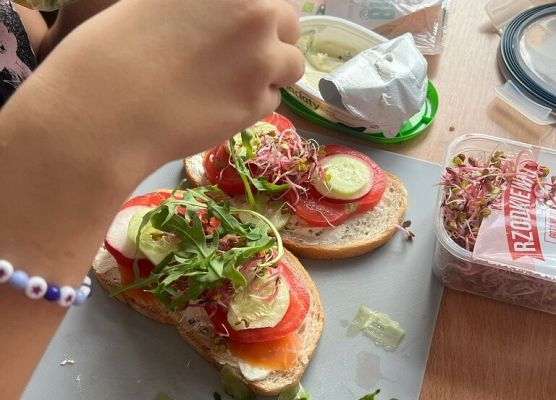 Śniadanie w klasie grafika