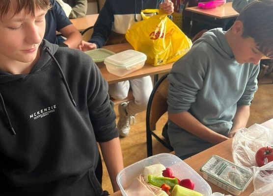 Śniadanie w klasie grafika