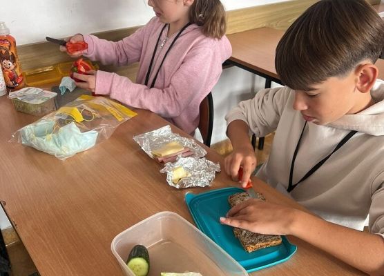 Śniadanie w klasie grafika