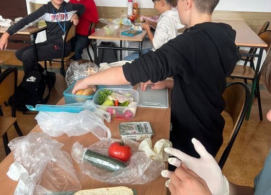 Śniadanie w klasie grafika