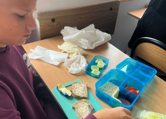 Śniadanie w klasie grafika