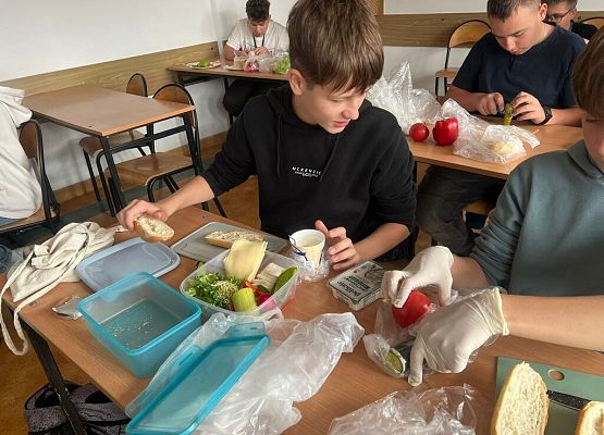 Śniadanie w klasie grafika