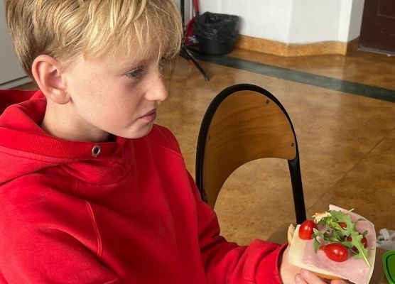 Śniadanie w klasie grafika