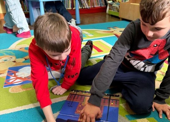 2 c z wizytą w Miejskiej Bibliotece Publicznej grafika