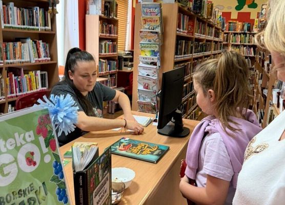 2 c z wizytą w Miejskiej Bibliotece Publicznej grafika