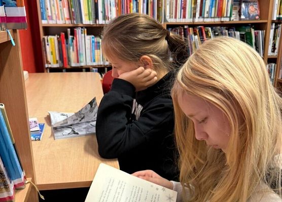 2 c z wizytą w Miejskiej Bibliotece Publicznej grafika