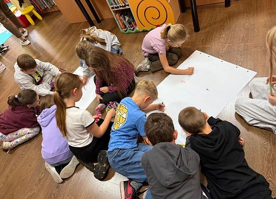 2 c z wizytą w Miejskiej Bibliotece Publicznej grafika