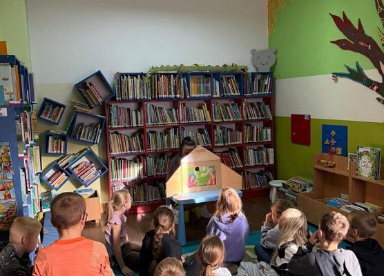 2 c z wizytą w Miejskiej Bibliotece Publicznej grafika