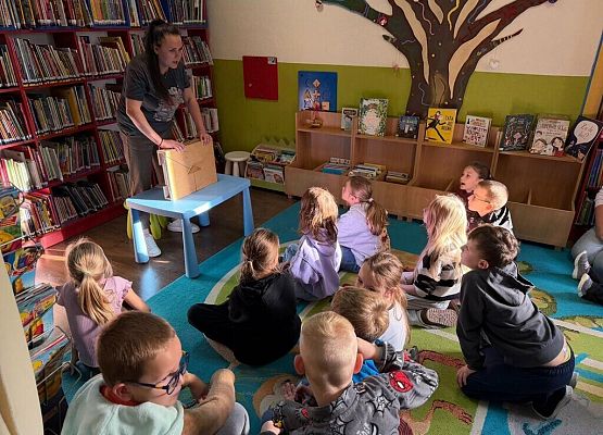 2 c z wizytą w Miejskiej Bibliotece Publicznej grafika