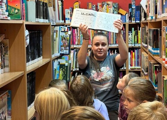 2 c z wizytą w Miejskiej Bibliotece Publicznej grafika