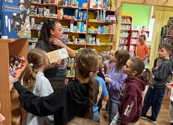 2 c z wizytą w Miejskiej Bibliotece Publicznej grafika