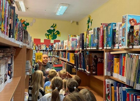 2 c z wizytą w Miejskiej Bibliotece Publicznej grafika