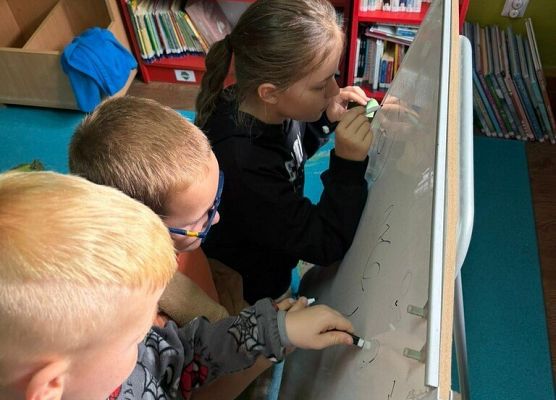 2 c z wizytą w Miejskiej Bibliotece Publicznej grafika