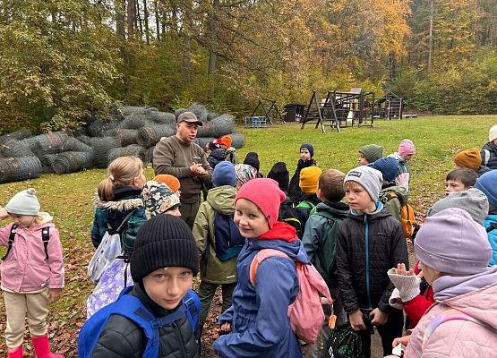 Lekcja przyrody w terenie – klasy 2a i 2b grafika