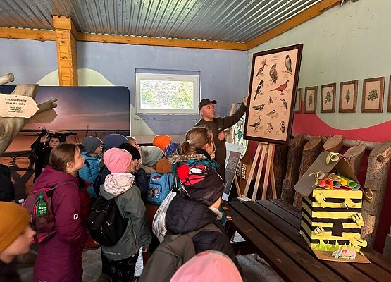 Lekcja przyrody w terenie – klasy 2a i 2b grafika