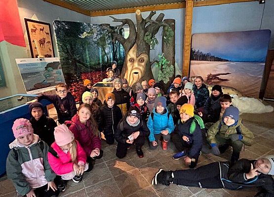 Lekcja przyrody w terenie – klasy 2a i 2b grafika