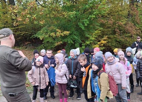 Lekcja przyrody w terenie – klasy 2a i 2b grafika