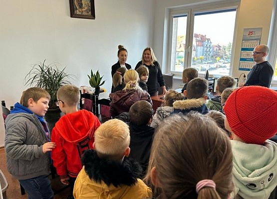 Wyjście klasy 2c i 2d na pocztę grafika