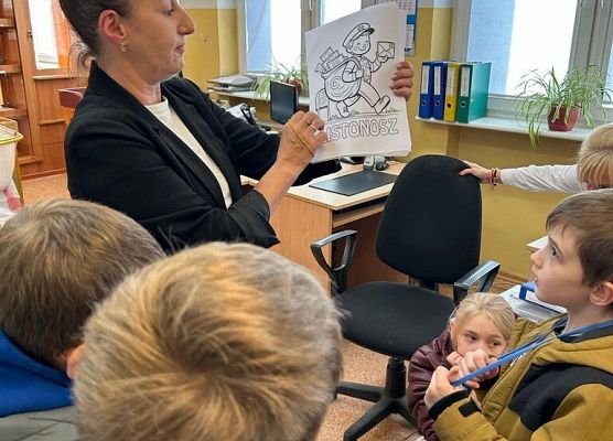 Wyjście klasy 2c i 2d na pocztę grafika