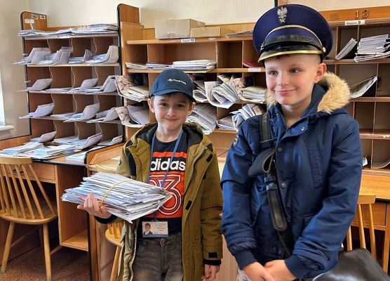 Wyjście klasy 2c i 2d na pocztę grafika