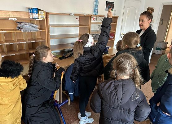 Wyjście klasy 2c i 2d na pocztę grafika