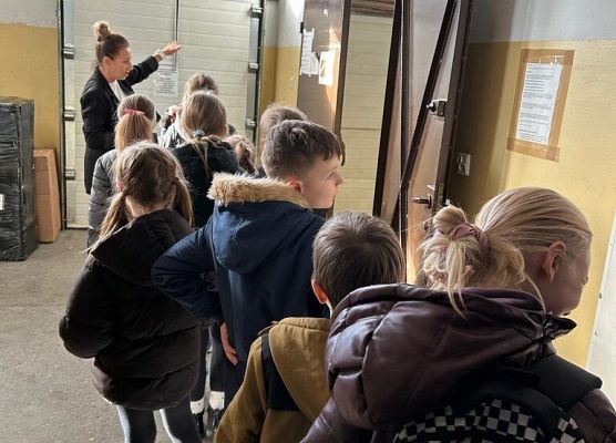 Wyjście klasy 2c i 2d na pocztę grafika