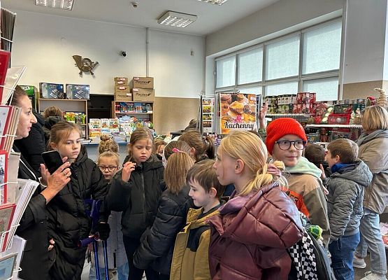 Wyjście klasy 2c i 2d na pocztę grafika