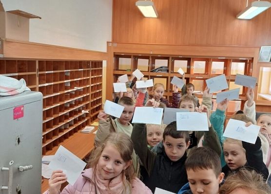 Wyjście klasy 2c i 2d na pocztę grafika