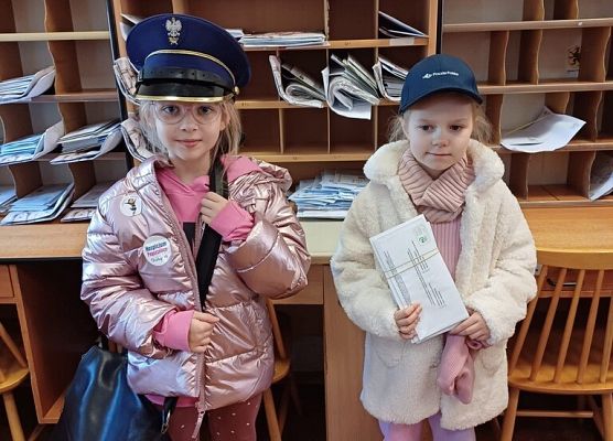 Wyjście klasy 2c i 2d na pocztę grafika