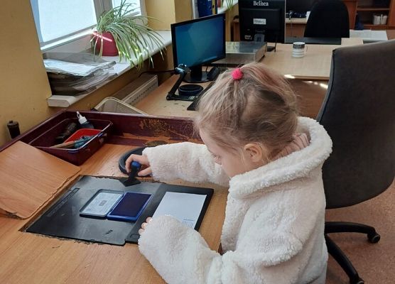 Wyjście klasy 2c i 2d na pocztę grafika