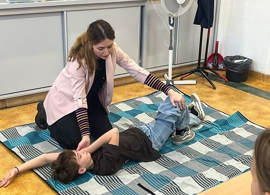 Pomoc przedmedyczna na zajęciach z wychowawcą grafika