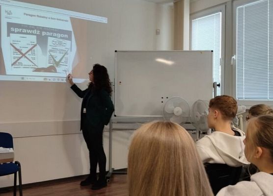 Klasa 8c odwiedziła Urząd Skarbowy w Lęborku grafika