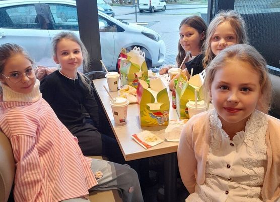 Spotkanie trzecioklasistów z Panem Disneyem grafika