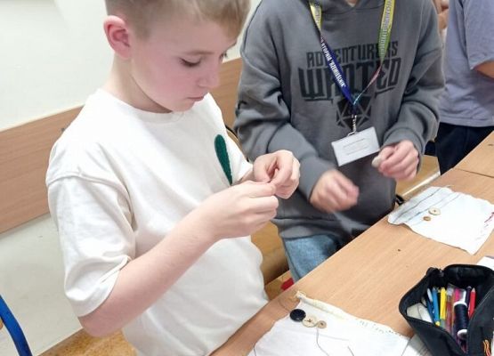 Manualne umiejętności na zajęciach z techniki w klasach IV-VI grafika