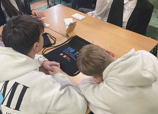 Bezpieczny nastolatek w świecie cyfrowym grafika