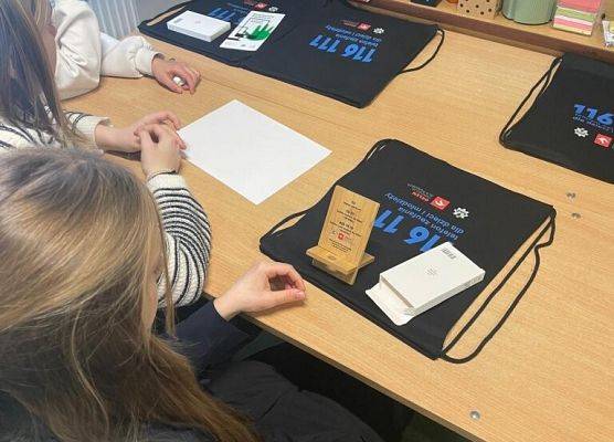 Bezpieczny nastolatek w świecie cyfrowym grafika